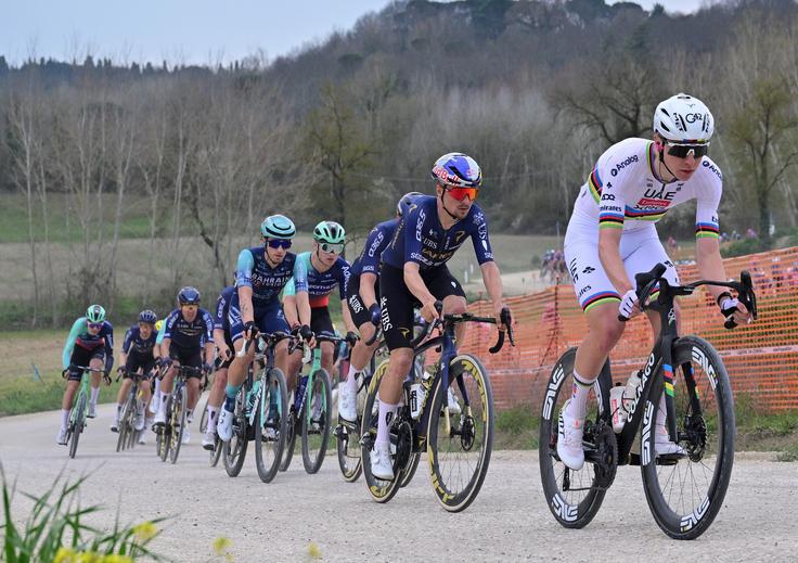 Pogačar je 140 kilometrov pred ciljem vozil na čelu glavnine. | Foto: Profimedia