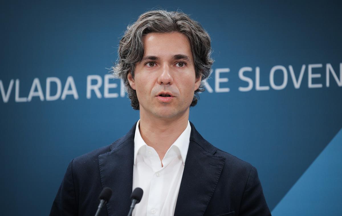 Luka Mesec |  "Trenutno smo namreč precej neučinkoviti pri naslavljanju mladoletniških nosečnosti, tudi nosečnosti deklic, mlajših od 15 let," je poudaril minister Mesec. Trenutno je po poročanju CSD Novo mesto in Bela krajina kar deset takšnih primerov, je dodal minister za delo, družino, socialne zadeve in enake možnosti. | Foto STA