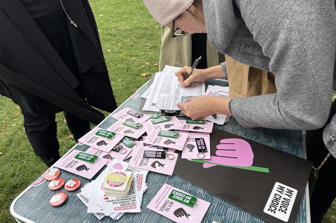 My Voice, My Choice, za varen in dostopen splav | V Sloveniji so podpise v zadnjih 14 dneh zbirali kar 90-krat na 80 lokacijah.  | Foto Inštitut 8. marec