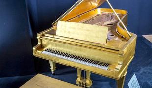 Pol milijona evrov za klavir, ki ga je Elvis kupil svoji mami