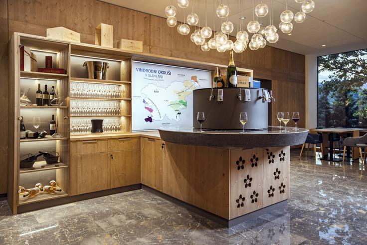 V hotelski restavraciji vas čaka vinska fontana z izbranimi slovenskimi vini. | Foto: 