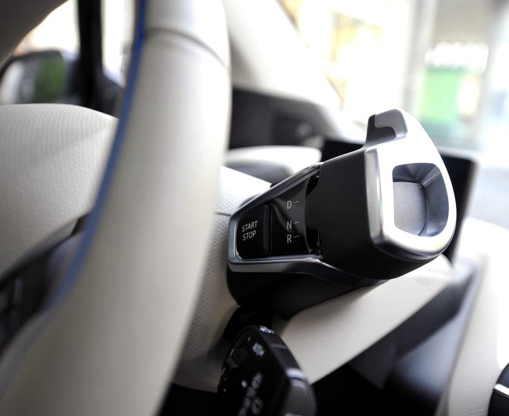 Zanimiva oblika menjalnika v BMW i3: načine vožnje voznik izbira z vrtenjem ročice naprej ali nazaj. | Foto: Gregor Pavšič