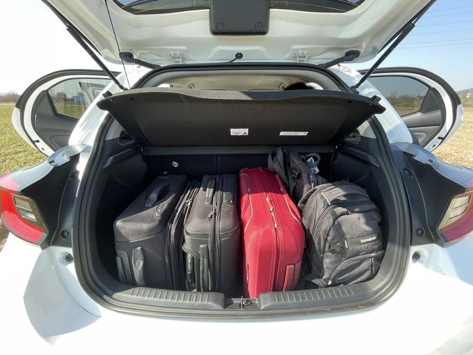 Večina prtljažnikov je sprejela enako količino kovčkov in torb. | Foto: Gregor Pavšič