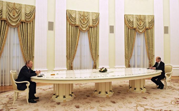 Vladimir Putin se je 15. februarja srečal z nemškim kanclerjem Olafom Scholzem. Podobno kot z Macronom je bil Putin zelo oddaljen od Scholza. Po pogovoru je Putin na skupni novinarski konferenci zavajajoče dejal, da si Rusija ne želi vojne.  | Foto: Guliverimage/Vladimir Fedorenko