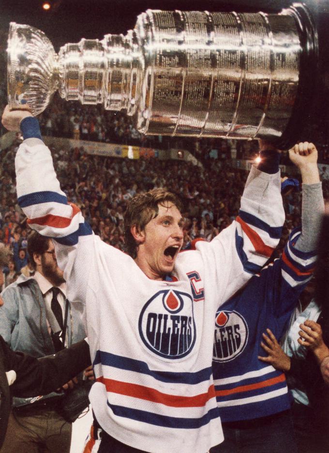 Slačilnico si je pri Edmontonu delil z Waynom Gretzkyjem. Leta 1984 je bil del ekipe Naftarjev, ki je osvojila Stanleyjev pokal, na katerem zaradi premajhnega števila tekem ni njegovega imena, je pa prejel šampionski prstan.  | Foto: Guliverimage/Vladimir Fedorenko