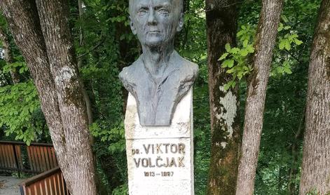 Pred bolnico Franja ukradli doprsni bronasti kip Viktorja Volčjaka