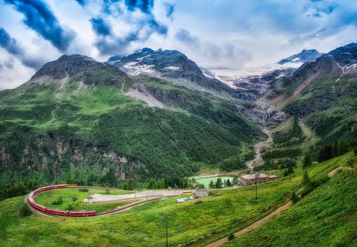 Razgledi ki vzamejo dih – Bernina Express v objemu alpske zelene in ledeniških velikanov. | Foto: Nomago