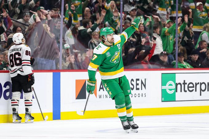 Marcus Foligno je postavil končni rezultat na dvoboju v St. Paulu. | Foto: Reuters