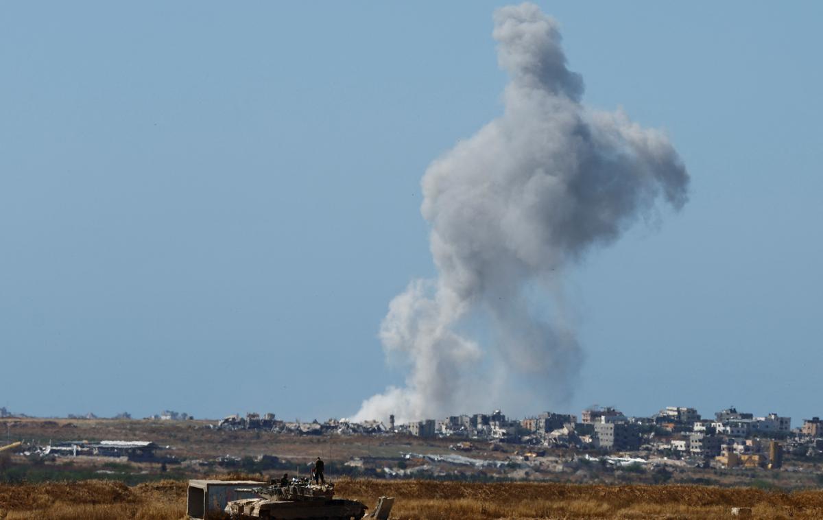 Gaza | V napadih je bilo po navedbah izraelske vojske ubitih približno 60 borcev Hamasa, en izraelski vojak pa je bil ranjen. | Foto Reuters