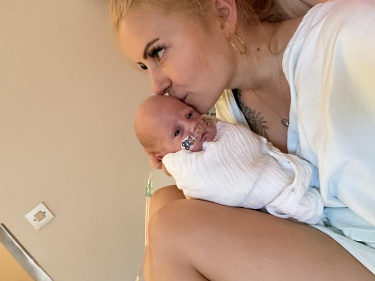 Po rojstvu je moral malček v bolnišnici ostati še deset tednov. Devet tednov je preživel na intenzivni enoti za novorojenčke, en teden pa sta bila z mamico skupaj na oddelku. | Foto: Osebni arhiv Gaje Ribič