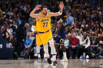 Dončić z novo mojstrovino, Lakersi v drugem polčasu našli razlog za nasmeh