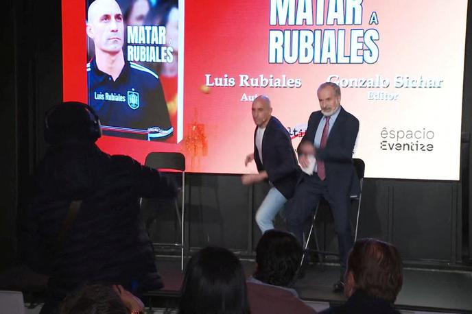 Luis Rubiales | V spodnjem videu poglejte, kako so proti Luisu Rubialesu začela leteti jajca. | Foto Reuters