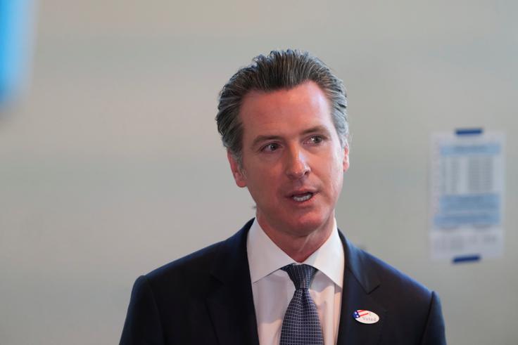 Guverner zvezne države Kalifornije Gavin Newsom predsedniku ZDA Donaldu Trumpu zaradi napotitve nacionalne garde v Los Angeles, kjer so izbruhnili protesti proti aretacijam in deportacijam nezakonitih priseljencev, očita nezakonito delovanje. | Foto: Reuters