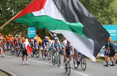 Novi protesti na Vuelti, zmagovalec skrajšane etape pa Egan Bernal #video