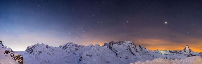 Zelo redek prizor nad vršaci Alp - na nebu si od leve proti desni sledijo planeti Merkur, Venera, Mars, Jupiter in Saturn. Čisto na desni je ena najbolj prepoznavnih evropskih gora, sloviti švicarski Matterhorn. Foto: Der Mits. | Foto: 