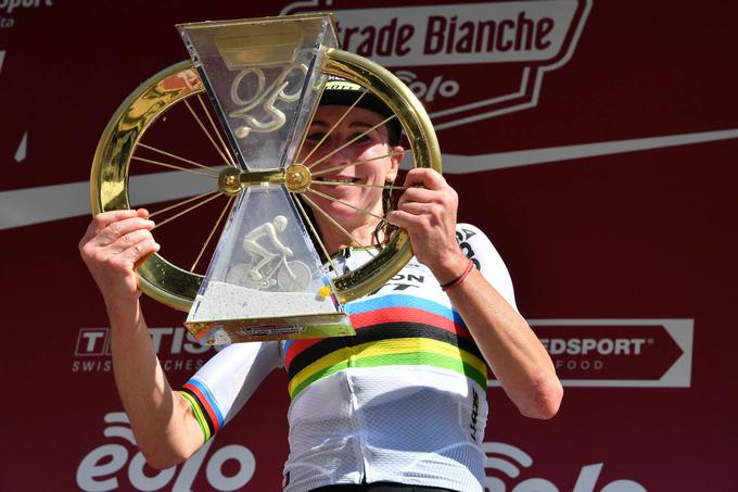 Nizozemka Annemiek Van Vleuten, dvakratna zmagovalka dirke Strade Bianche, pravi, da se ji bolj kot višina nagrade zdi pomembno, da imajo ženske dirke zagotovljen TV prenos.  | Foto: Guliverimage/Getty Images