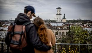 Živita v strahu: Hodijo po mestu in iščejo moške. Domov na srečo še ne pridejo.