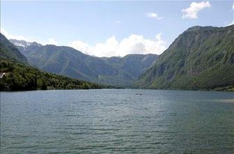 Župan Bohinja Erjavca poziva k ukrepanju glede črnih gradenj
