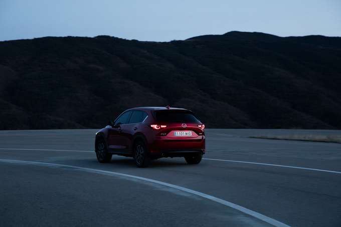 Povsem sami na poti do cilja, kjer vas čaka presenečenje, v resnici ne boste. Spremljala vas bo nova Mazda CX-5, ki vam bo zagotovila prvovrstno vozno izkušnjo. | Foto: 