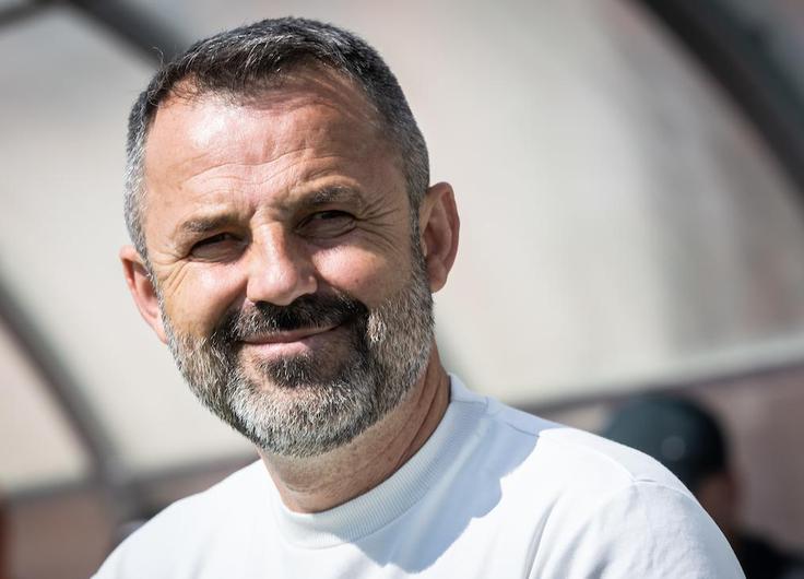 Dušanu Kosiću gre v tej sezoni odlično v Bolgariji. Konec leta 2024 je prevzel vodenje Lokomotiva iz Plovdiva, s katerim je v tej sezoni že neporažen. Na petih tekmah bolgarskega prvenstva je osvojil 11 točk, prejel le dva zadetka, na lestvici pa zaseda imenitno četrto mesto. V petek je na zadnji tekmi ugnal Slavio iz Sofije z 2:1. | Foto: Vid Ponikvar/Sportida