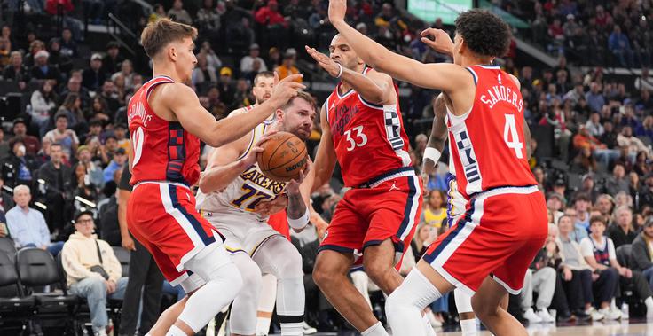 Luka Dončić je dvoboj proti Clippersom končal pri 12 točkah, v drugem polčasu pa ni več stopil na parket. | Foto: Guliverimage