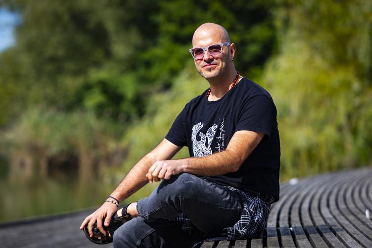 "Pred leti sem začutil, da je poustvarjanje in ohranjanje istrske kulturne dediščine moje poslanstvo. Ko izdam ploščo, vzamem tudi del Istre s seboj," nam zaupa izolski glasbenik. | Foto: Bojan Puhek