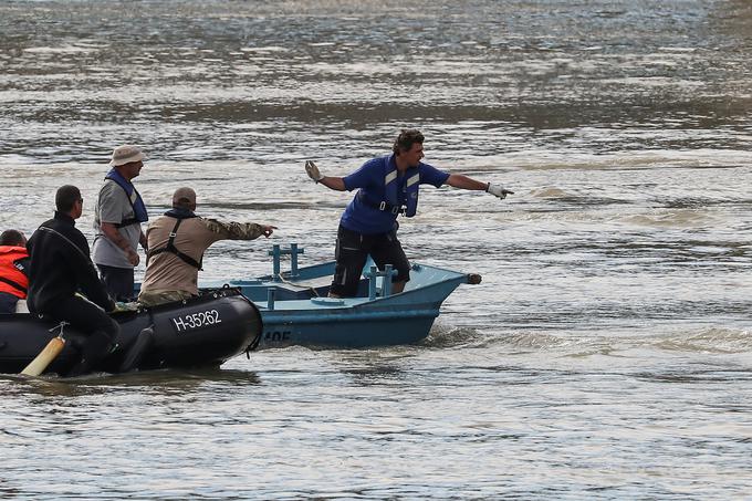 Madžarski in južnokorejski potapljači še naprej preiskujejo razbitine ladje, ki leži devet metrov pod gladino Donave.  | Foto: Reuters