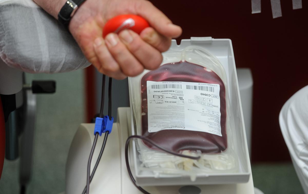 darovanje krvi | Kljub manj prijavljenim krvodajalcev je bilo število odvzemov le nekoliko manjše kot predhodno leto, so pojasnili na Zavodu za transfuzijsko medicino in se tako v imenu bolnikov kot tudi transfuzijske službe zahvalili vsem krvodajalcem za darovano kri. | Foto STA
