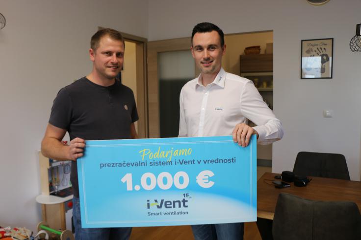 Podelitev bona nagrajencu nagradne igre na Siol.net | Foto: i-Vent