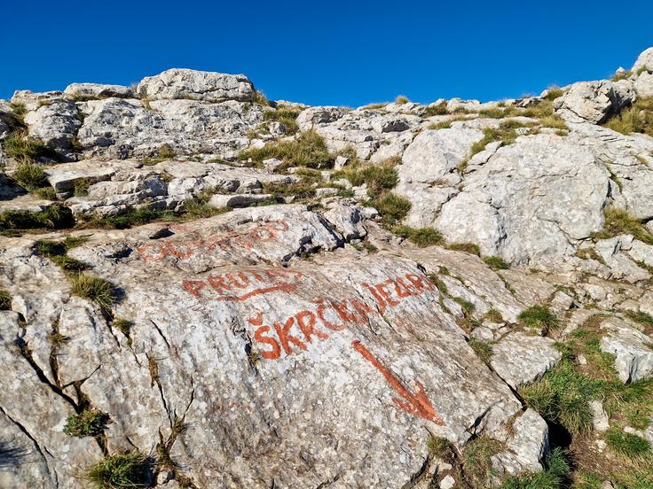 Razpoje na Škrčkem ždrijelu – lahko krenemo po neposredni poti po grebenu na Prutaš ali pa se najprej spustimo do Škrčkega jezera. | Foto: Matej Podgoršek