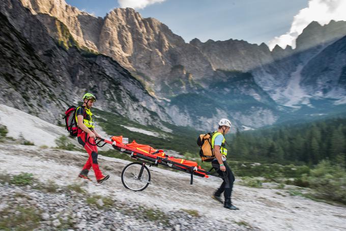 Ključno razliko med reševanjem v gorah nekoč in danes predstavlja tehnični napredek in strokovno znanje. Slovenski gorski reševalci še vedno spadajo med najboljše na svetu. | Foto: Klemen Korenjak