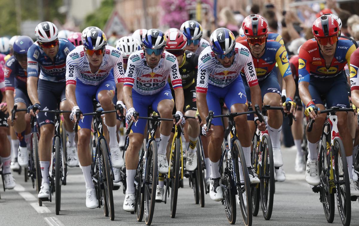 Primož Roglič, TDF 2025 | Primož Roglič je v uvodni etapi Toura zaradi vetra izgubil dragocene seklunde proti Pogačarju in Vingegaardu. | Foto Reuters