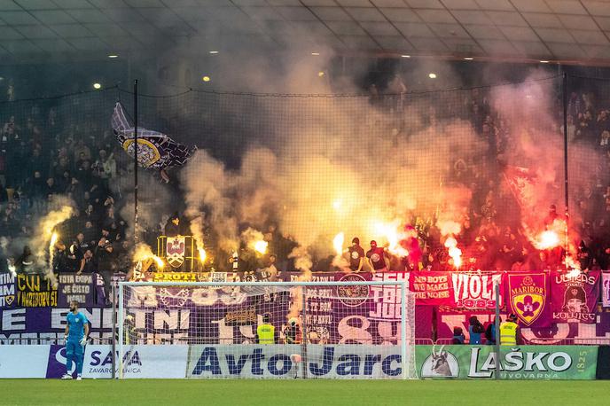 Maribor, Mura, Viole, navijači | Pri Mariboru bodo zaradi svojih navijačev spet plačali kazen. | Foto Blaž Weindorfer/Sportida