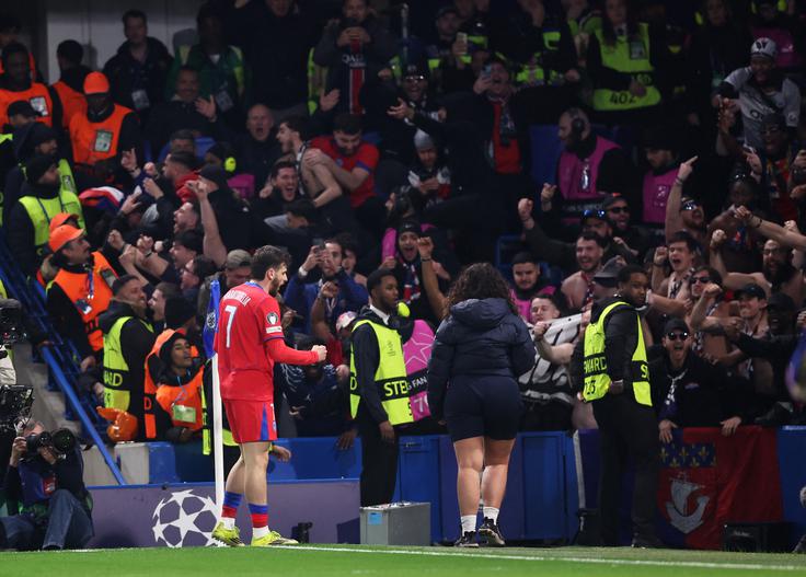 Navijače PSG je v Londonu hitro obnorel Hviča Kvarachelia. | Foto: Reuters