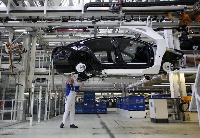 Volkswagen v Emdnu zaposluje okrog devet tisoč ljudi. V naslednjem mesecu jih čaka vsaj 11 dni brez dela. | Foto: Reuters