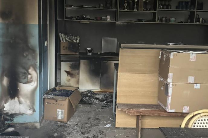 NK Kamnik, vlom in požig | Ogenj so pogasili kamniški gasilci, okoliščine vloma in požara pa policisti še preiskujejo. | Foto Facebook/NK Kamnik