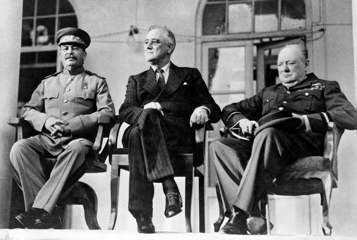 Britanci in Sovjeti so zasedli Iran, ker so se bali, da bo država prišla pod popoln nemški vpliv in morda služila tudi kot odskočna deska za napad na britansko Indijo. Iran je pozneje postal pomemben za oskrbo Sovjetske zveze z ameriško opremo in orožjem. Med 28. novembrom in 1. decembrom 1943 so se v Teheranu tudi prvič sestali veliki trije: sovjetski voditelj Stalin, britanski premier Winston Churchill in ameriški predsednik Franklin D. Roosevelt. | Foto: Wikimedia Commons