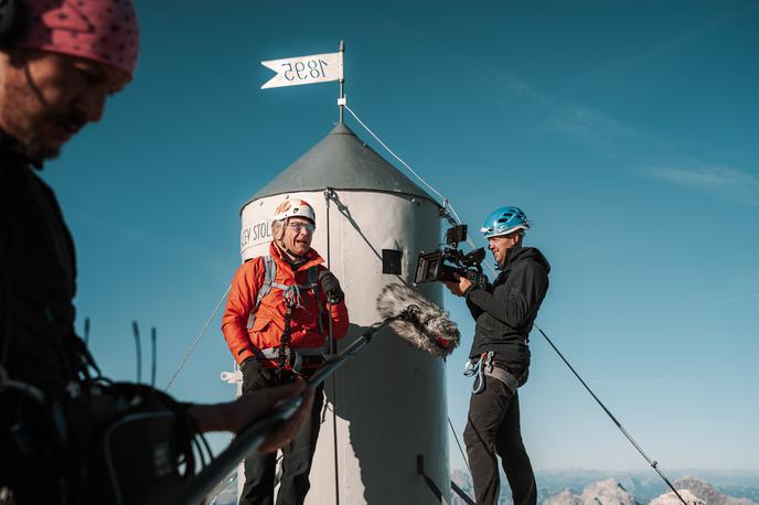 Dare Vidic in snemalna ekipa | Dare Vidic s filmsko ekipo, ki je na filmski trak ovekovečila njegovo pot skozi spomin, krivdo in iskanje notranjega miru, ki ga je močno zamajala nesreča na Triglavu leta 1972. | Foto arhiv Vizualist