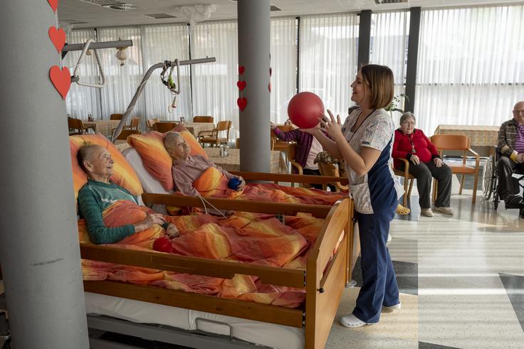 V svoje dejavnosti in dogodke vedno vključujejo nepomične v posteljah. | Foto: Matjaž Vertuš