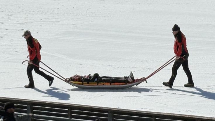 Nik Heberle jo je skupil pri padcu. Z akijem so ga odpeljali do reševalnega vozila, nato pa v jeseniško bolnišnico. | Foto: Michał Chmielewski