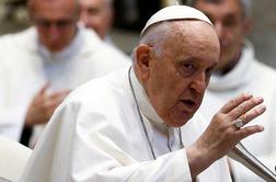 Papež prestal operacijo trebušne kile