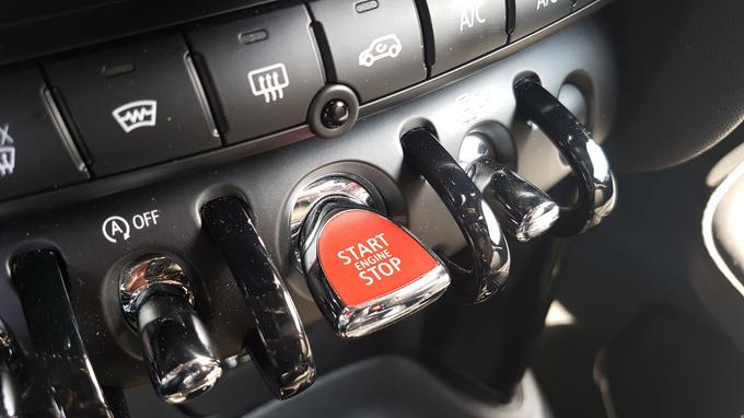 Mamljivi rdeči gumb za zagon motorja. Miniji imajo v notranjosti tudi danes podrobnosti in zanimive elemente, ki jih ločijo od večine drugih avtomobilov. | Foto: Gregor Pavšič