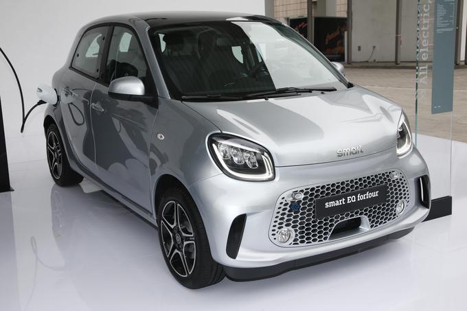 Smart je postal proizvajalec izključno električnih vozil. V Frankfurt so pripeljali oba prenovljena modela forfour in fortwo. | Foto: Newspress