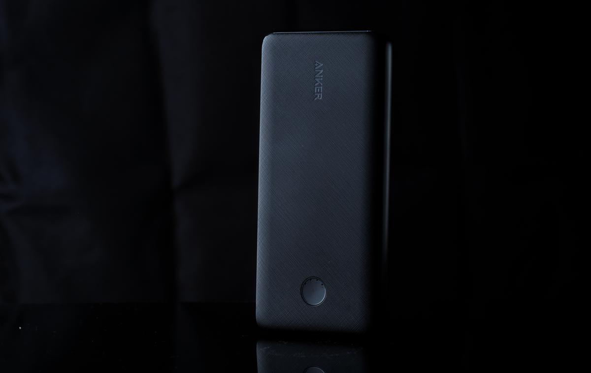 Anker, prenosna baterija, powerbank | Anker ob tem, da naj jih nemudoma prenehajo uporabljati, lastnike odpoklicanih mobilnih baterij poziva, naj jih sprva shranijo na varno mesto, ki pa naj ne bo koš za smeti. Obstaja namreč možnost, da se notranja baterija naprave pregreje in začne taliti plastično ohišje polnilnika, v najslabšem primeru pa lahko baterija tudi zagori in s tem predstavlja nevarnost za povzročitev požara. | Foto Shutterstock
