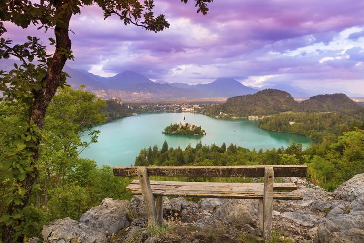 "Stalno prebivalstvo se izseljuje in namenja svoje nepremičnine oddajanju, stanovanjske soseske pa se spreminjajo v mešana območja za turizem, kar za sabo vleče več negativnih kot pozitivnih učinkov," pravijo na Občini Bled. | Foto: Thinkstock