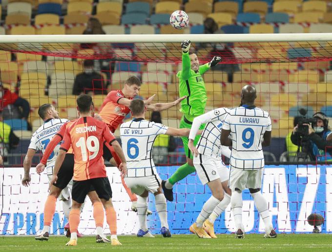 Samir Handanović v akciji na tekmi v Moskvi | Foto: Reuters