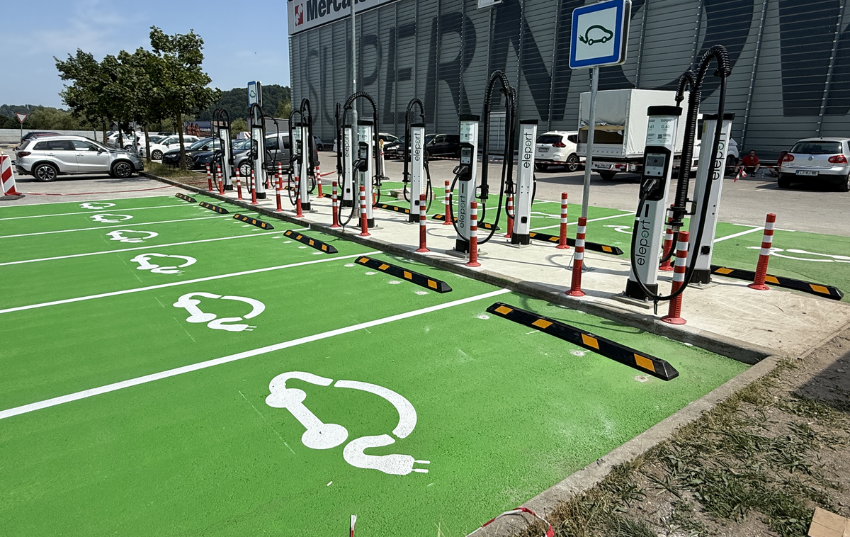 Eleport električna polnilnica polnilnice | Dvanajst Eleportovih ultra hitrih polnilnic na ljubljanskem Rudniku. | Foto Gregor Pavšič