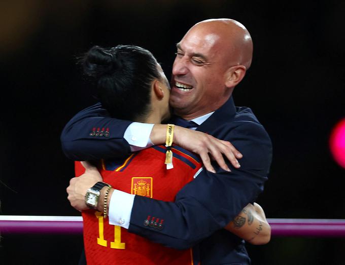Predsednik zveze je v nedeljo po zmagi Španije v finalu svetovnega prvenstva v Sydneyju nad Anglijo z 1:0 zagrabil Hermoso z obema rokama za glavo in jo poljubil na usta.  | Foto: Guliverimage