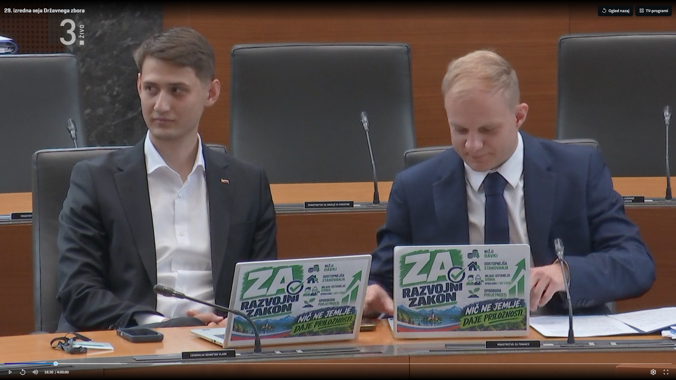 Bratuškova ob predstavitvi zahteva, da se provokativni letak umakne