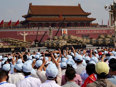 Kitajci na paradi ponosno pokazali svoje novo orožje